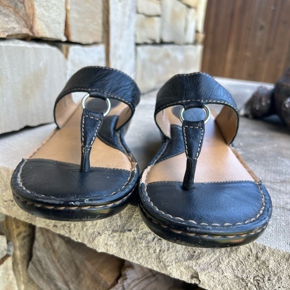 BOC Born black leather thong t strap sandal Sz-7M. C - Picture 2 of 11